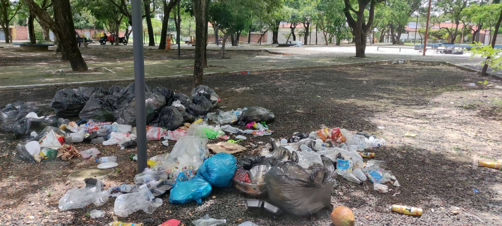 Quatro dias depois do Carnaval a Praça do Prefeito virou um lixão a céu aberto